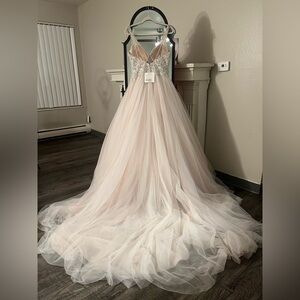 Elegant Lace Bridal Gown in Ivory / Porcelain